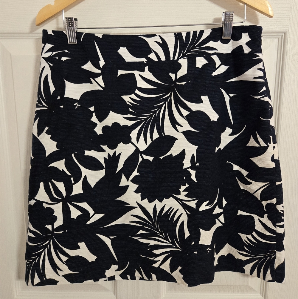 Ann Taylor Dark Blue And White Floral Mini Pencil Skirt Size 10
